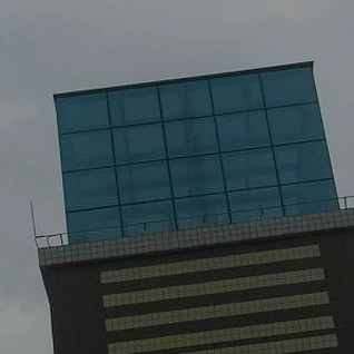 קיר מסך זכוכית